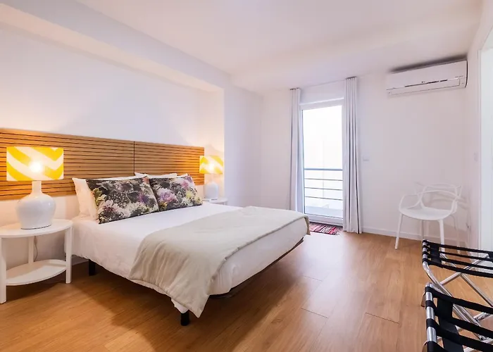 Flats - Host & Chill *