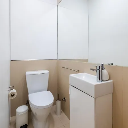 Flats - Host & Chill *