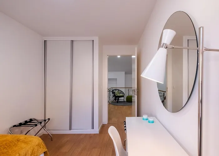 Flats - Host & Chill